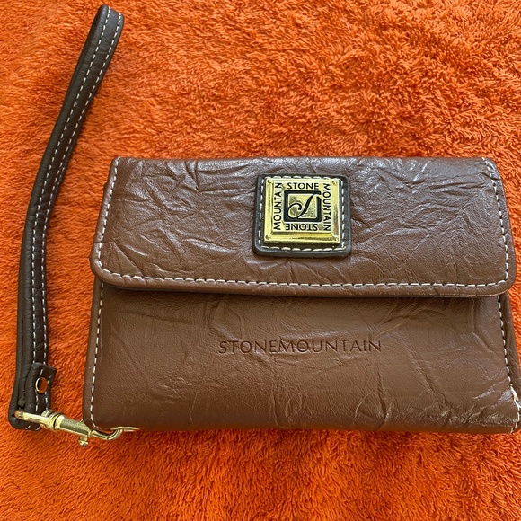 Stone Mountain brown leather wallet with strap - Picture 1 of 4